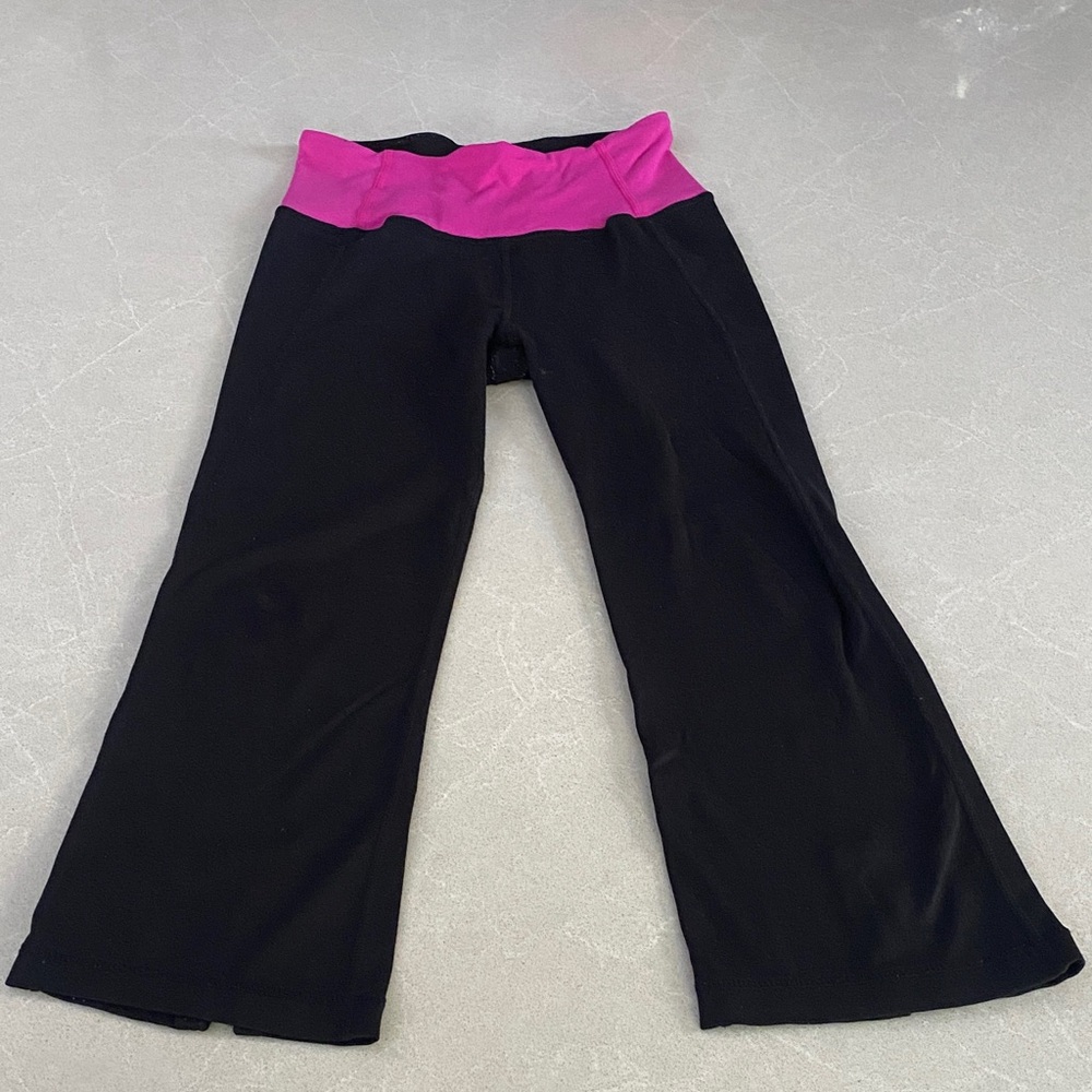 Vintage Lululemon Women’s Black & Pink Flared Capri Pants Sz2 Activewear